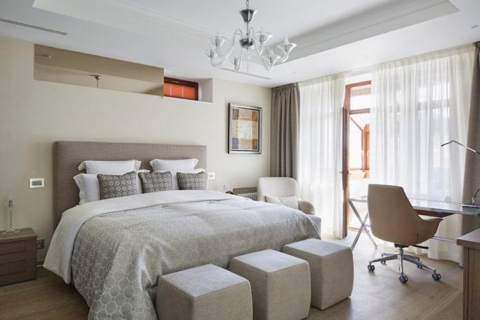 bed met grijze sprei in de slaapkamer