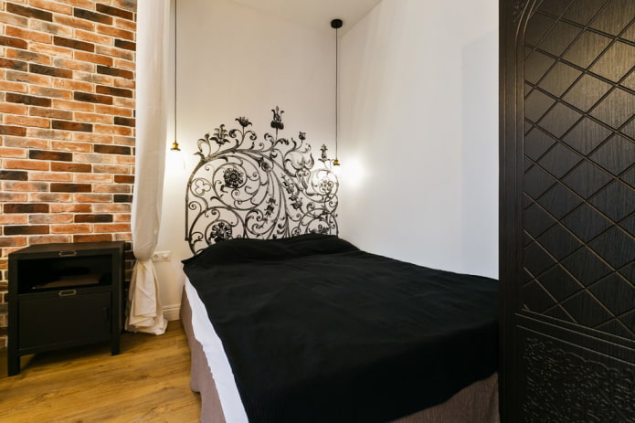 bed met sprei in loftstijl