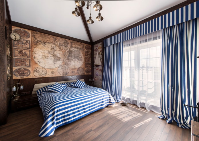 bed met sprei in maritieme stijl