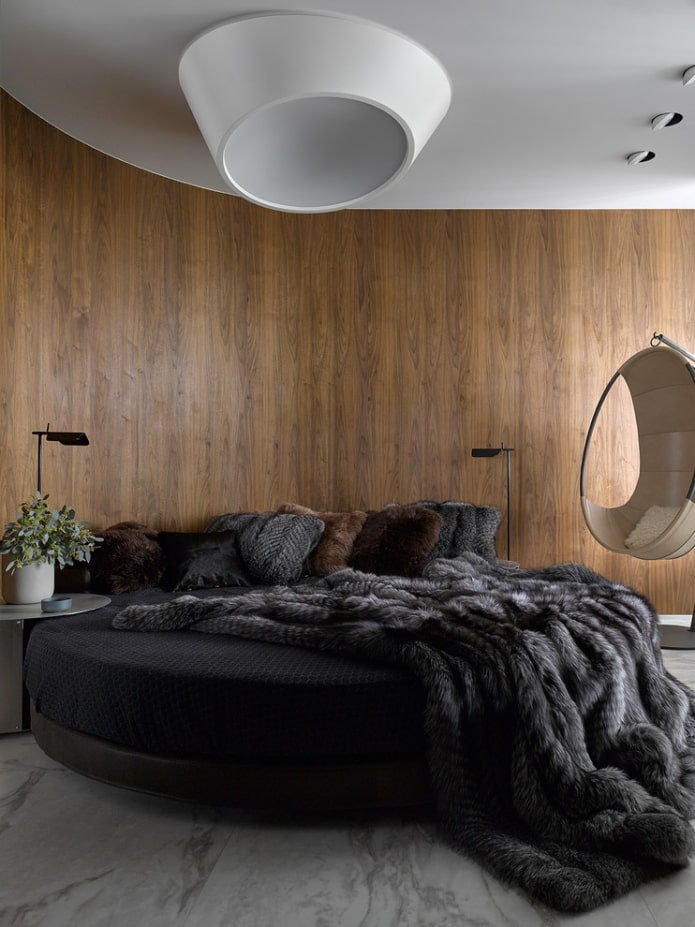rond bed met een sprei aan de binnenkant