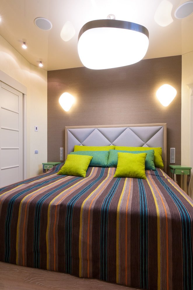 anderhalf bed met een sprei aan de binnenkant