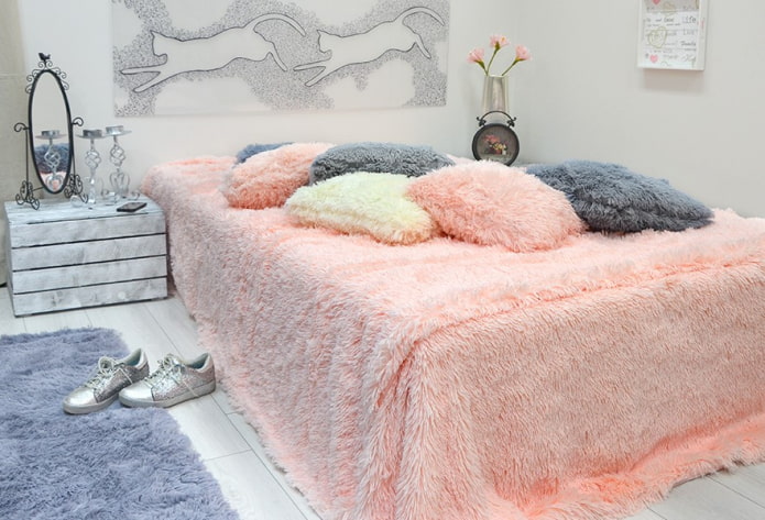 bed met sprei met pool in de slaapkamer