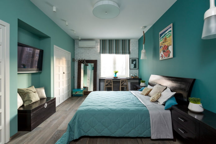bed met turquoise sprei in de slaapkamer