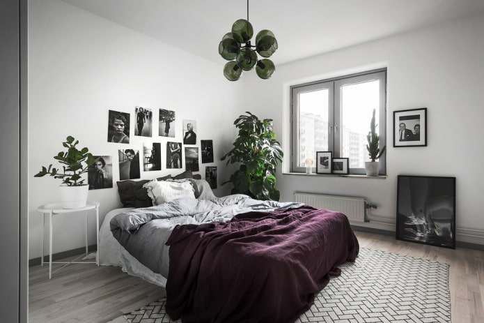 bed met paarse sprei in de slaapkamer