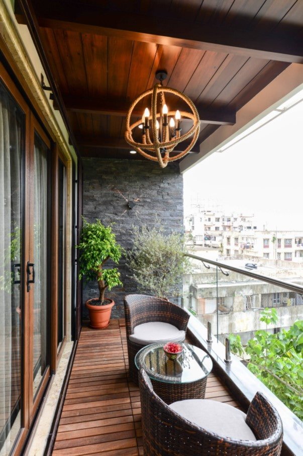 houten vloer op het balkon