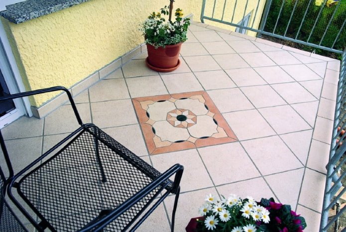 afwerking van de vloer op een open balkon