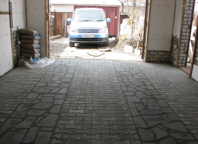 bestrating tegels op de vloer in de garage