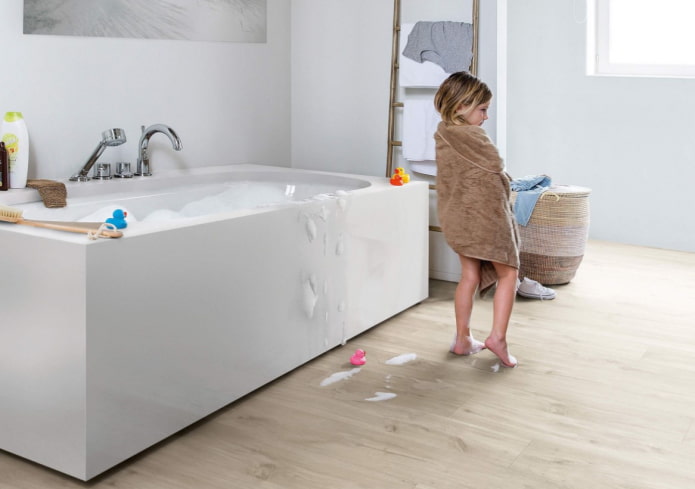 houten vloer in de badkamer