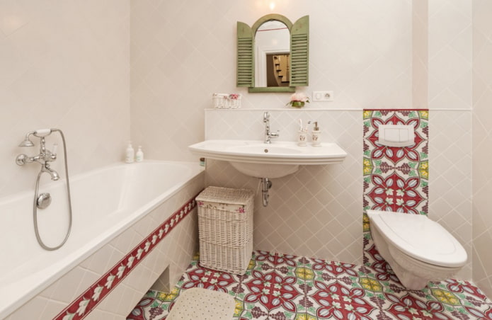 gekleurde vloer in de badkamer