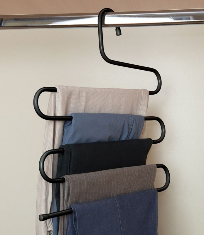 Kleerhanger met kleding