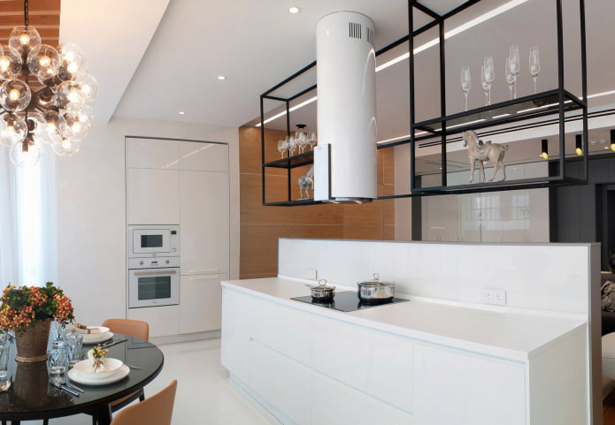 planken onder het plafond in het keukeninterieur