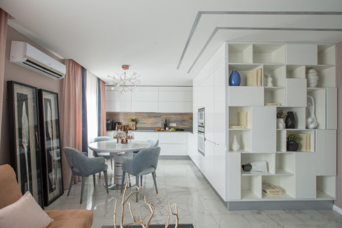 ingebouwde planken in het keukeninterieur