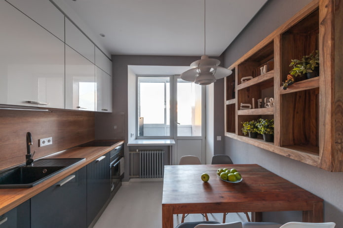 planken boven de tafel in het keukeninterieur