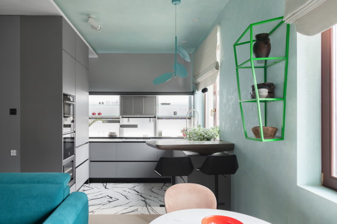 ongebruikelijke planken in het keukeninterieur