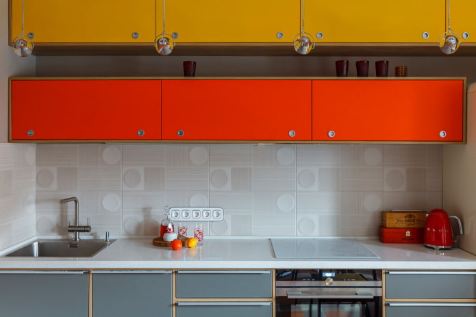 gesloten planken in het keukeninterieur