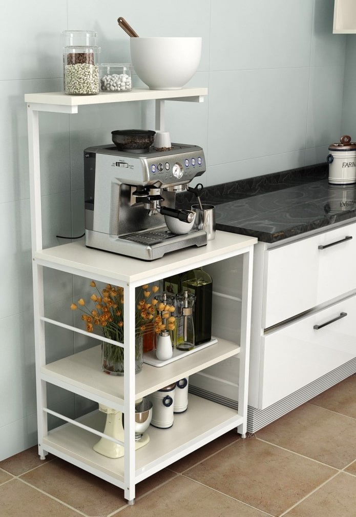 planken voor huishoudelijke apparaten in het keukeninterieur