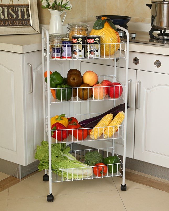 planken voor voedsel in het keukeninterieur