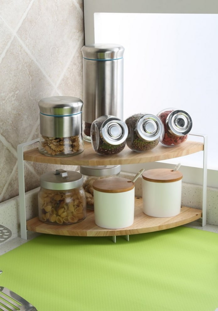 planken voor voedsel in het keukeninterieur