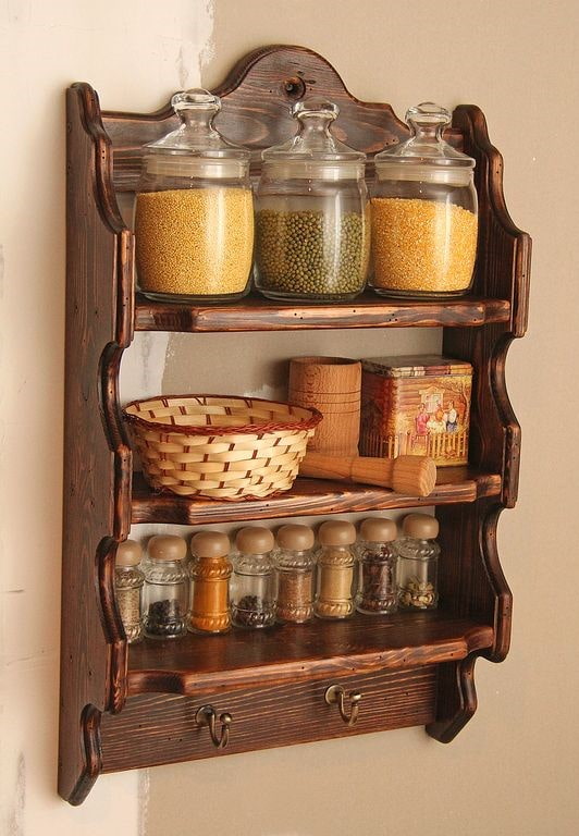 gesneden planken in het keukeninterieur