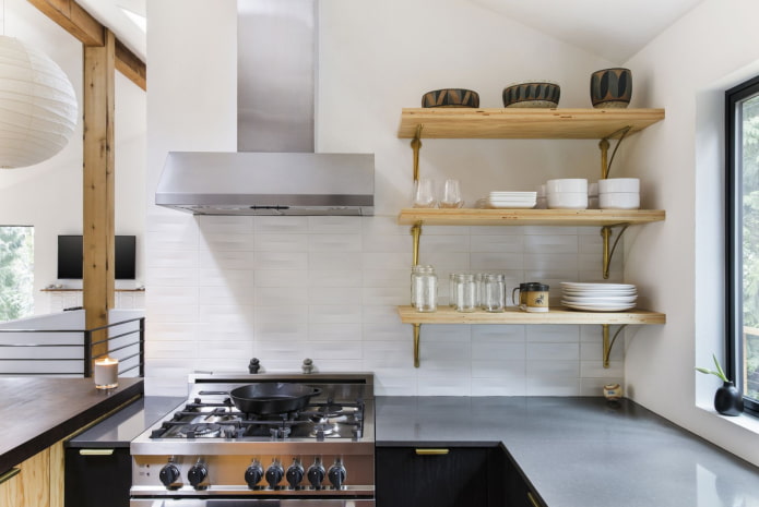 planken voor servies in het keukeninterieur