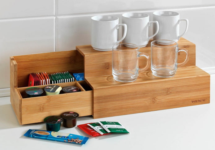 planken voor voedsel in het keukeninterieur