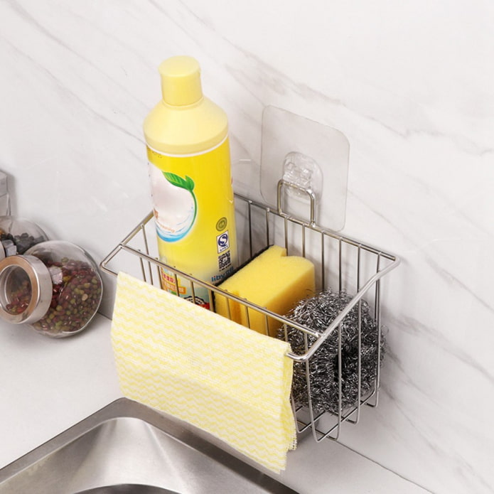 planken voor huishoudelijke accessoires in het keukeninterieur