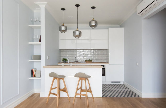 planken in een nis in het keukeninterieur