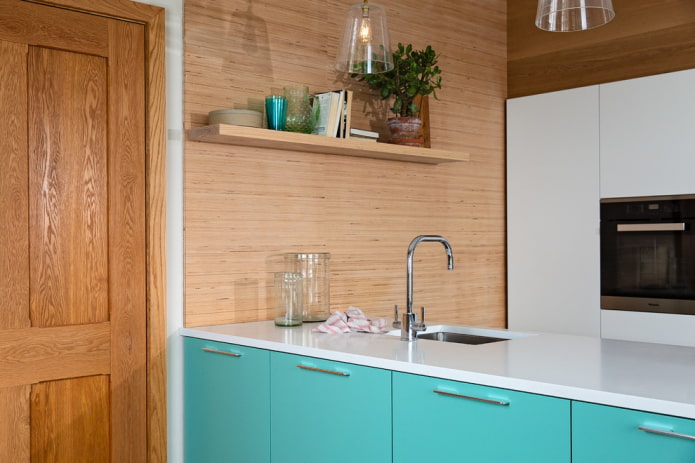 plank op een vrije muur in het keukeninterieur