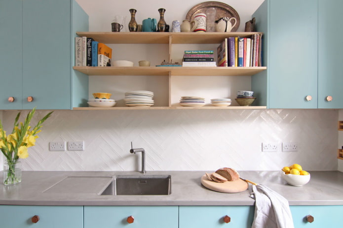 open planken in het keukeninterieur