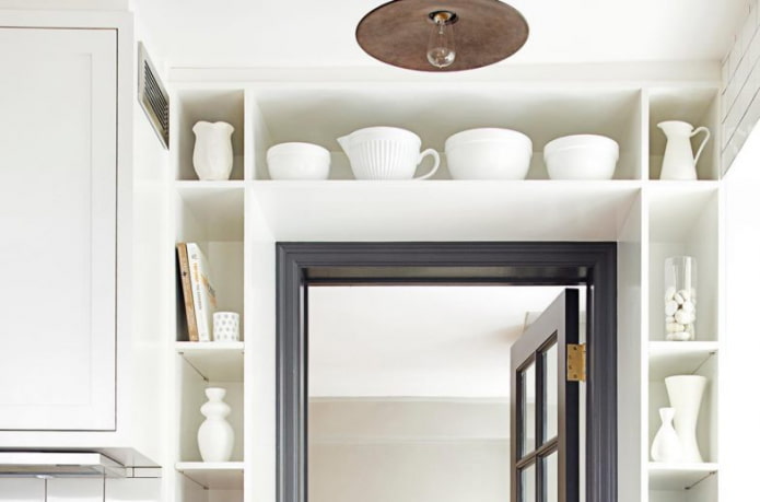 plank boven de deur in het keukeninterieur