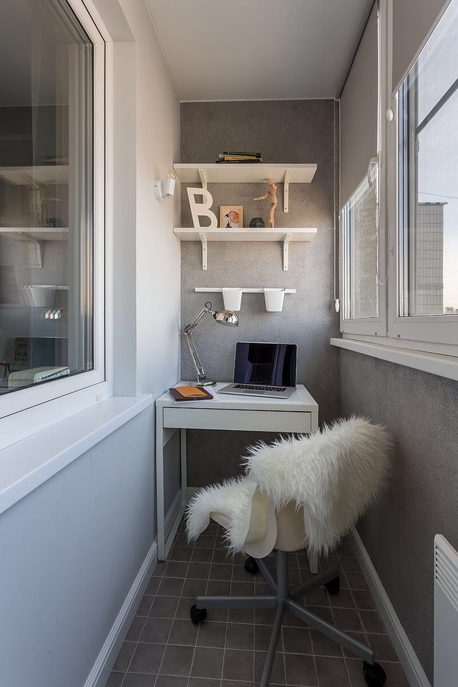 wandplanken in het balkoninterieur wandplanken in het balkoninterieur