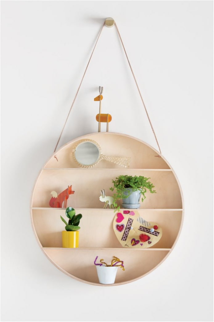 hangende wandplanken in het interieur