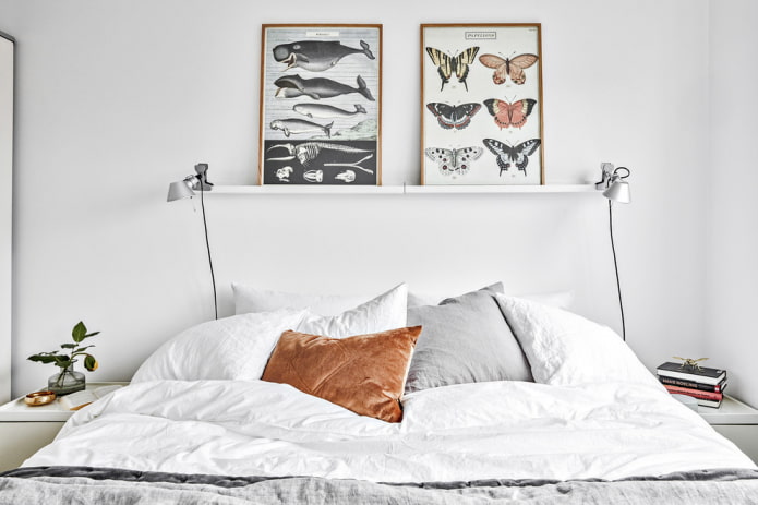 planken voor foto's boven het bed in het interieur
