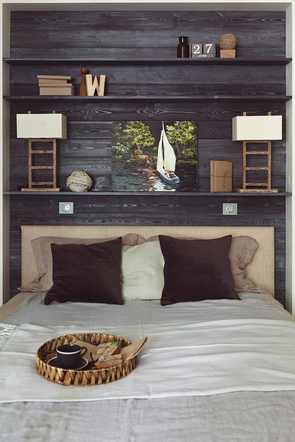 planken boven het bed in het interieur
