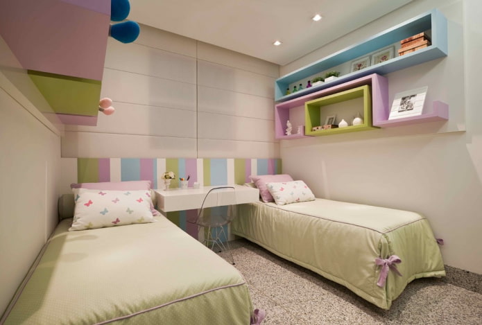 planken boven het bed in het interieur van de kinderkamer