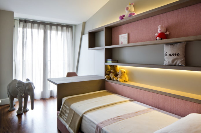 planken aan de zijkant van het bed in het interieur