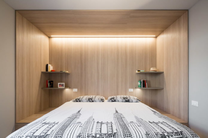 planken in de hoek van het bed in het interieur