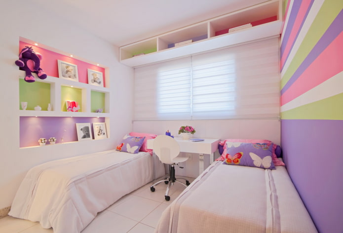 gipsplaatplanken boven het bed in het interieur