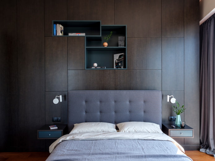 inbouwplanken boven het bed in het interieur