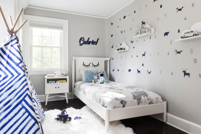 planken boven het bed in het interieur van een kinderkamer