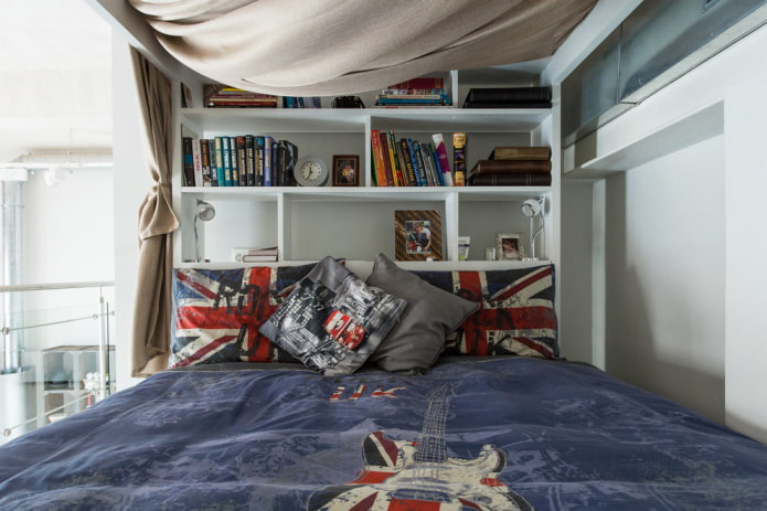 planken aan het hoofdeinde van het bed in het interieur