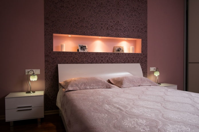 planken boven het bed in het slaapkamerinterieur
