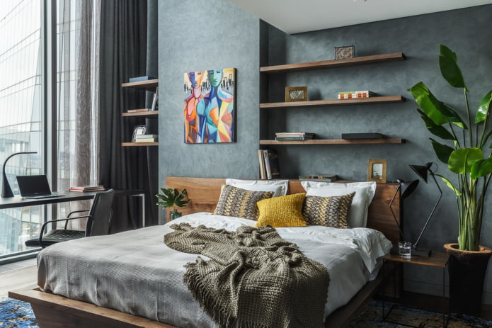 houten planken boven het bed in het interieur
