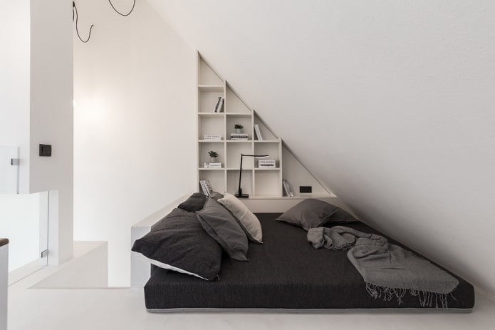 planken boven het bed in minimalistische stijl