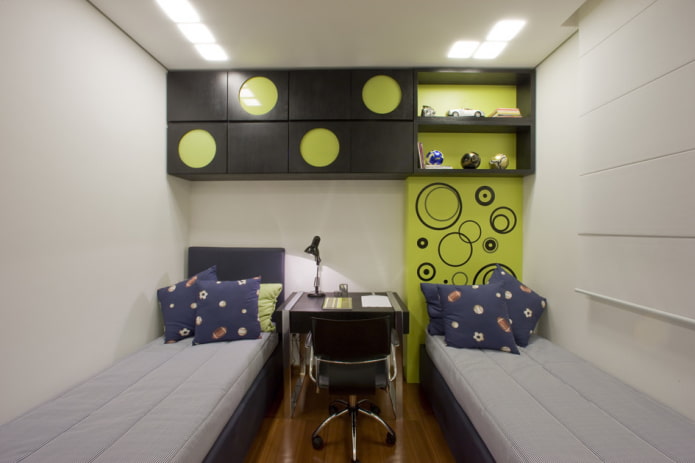gecombineerde planken boven het bed in het interieur
