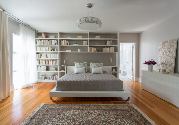 planken boven het bed in moderne stijl
