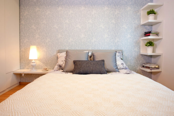 planken boven het bed in het slaapkamerinterieur