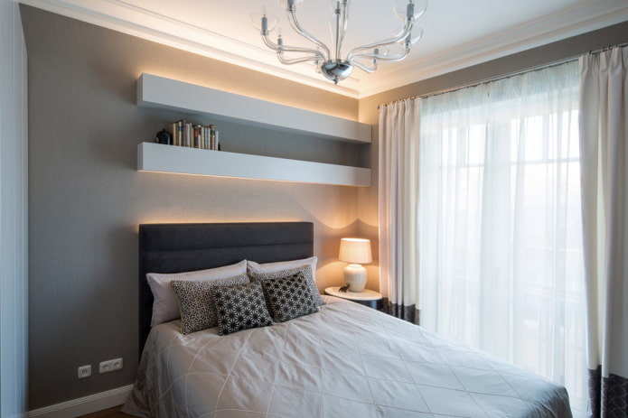 planken boven het bed in het slaapkamerinterieur
