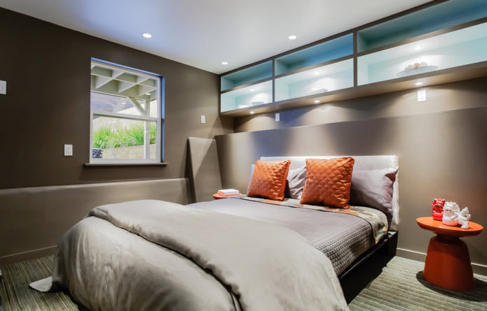 planken boven het bed in het slaapkamerinterieur