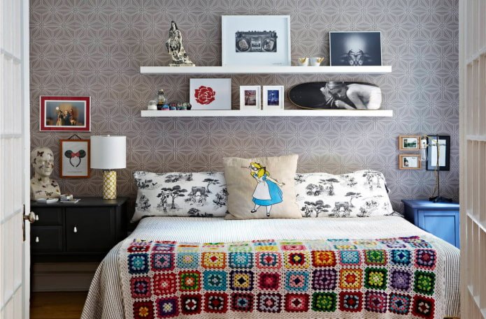 planken boven het bed in het interieur